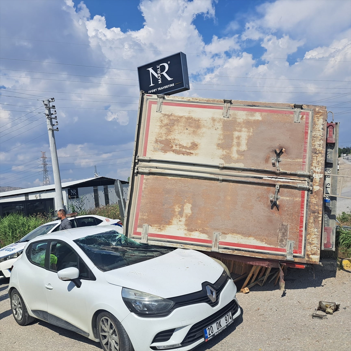 DENİZLİ - Kamyonetin otomobilin üzerine devrildiği kaza güvenlik kamerasında