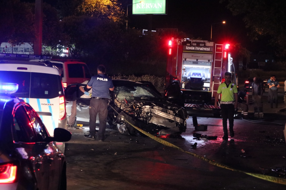 GÜNCELLEME - İzmir'de otomobilin kamyonete çarpması sonucu 1 kişi öldü