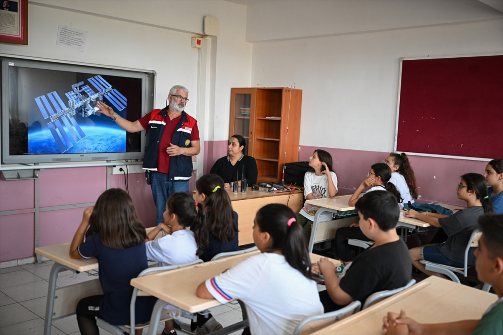 İzmir'de ortaokul öğrencileri, uzaydaki astronotlarla görüşmeye hazırlanıyor