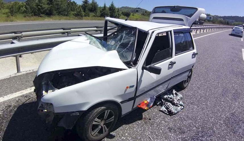 Uşak'ta beton mikserine çarpan otomobildeki anne ve çocuğu yaralandı