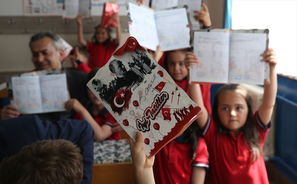 KONYA - Öğrenciler karnelerini aldı