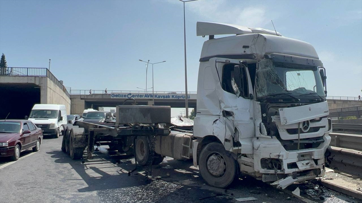 KOCAELİ - Açık kalan damperi köprüye çarpan kamyonun sürücüsü yaralandı