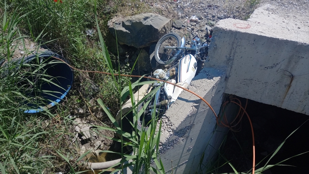 Gediz'de devrilen motosikletteki 2 kişi yaralandı