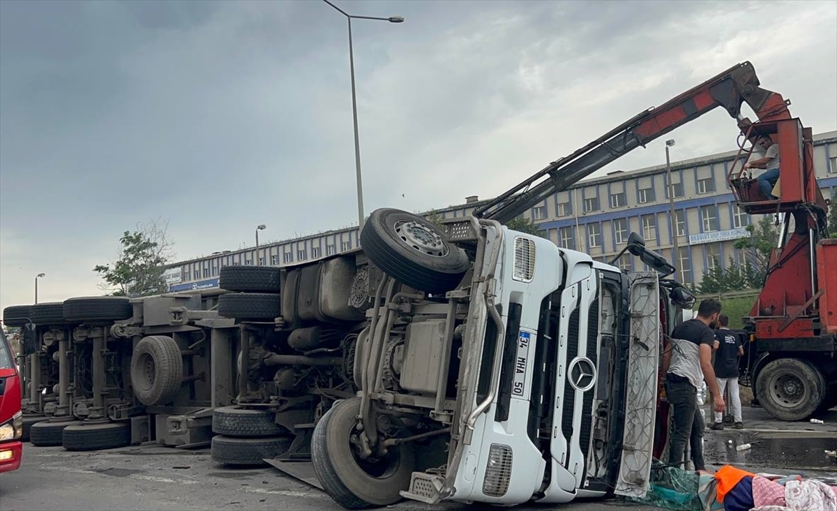 KOCAELİ - Devrilen hurda yüklü tırın sürücüsü yaralandı