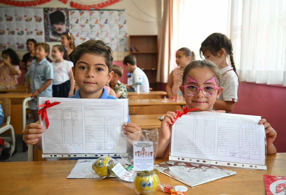İzmir ve çevre illerde öğrenciler karne aldı