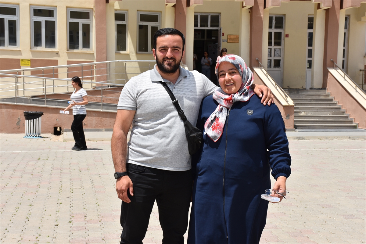 HAKKARİ - Anne oğul YKS heyecanını birlikte yaşadı