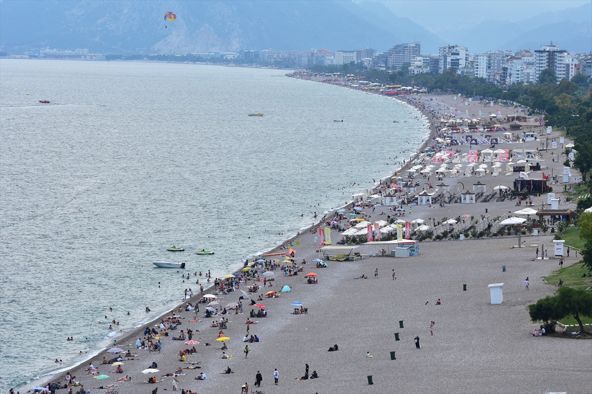 ANTALYA - Sahillerde yoğunluk yaşanıyor