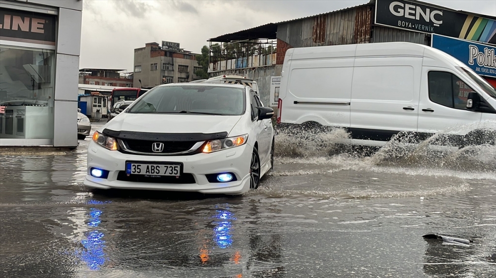 İzmir'de denizde hortum oluştu