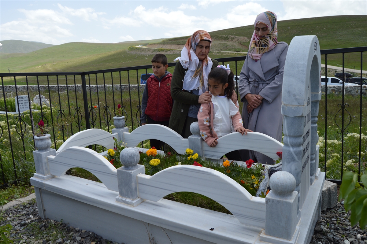 ERZURUM - Terör örgütü PKK'nın dört yıl önce katlettiği amca ile yeğeni mezarları başında anıldı