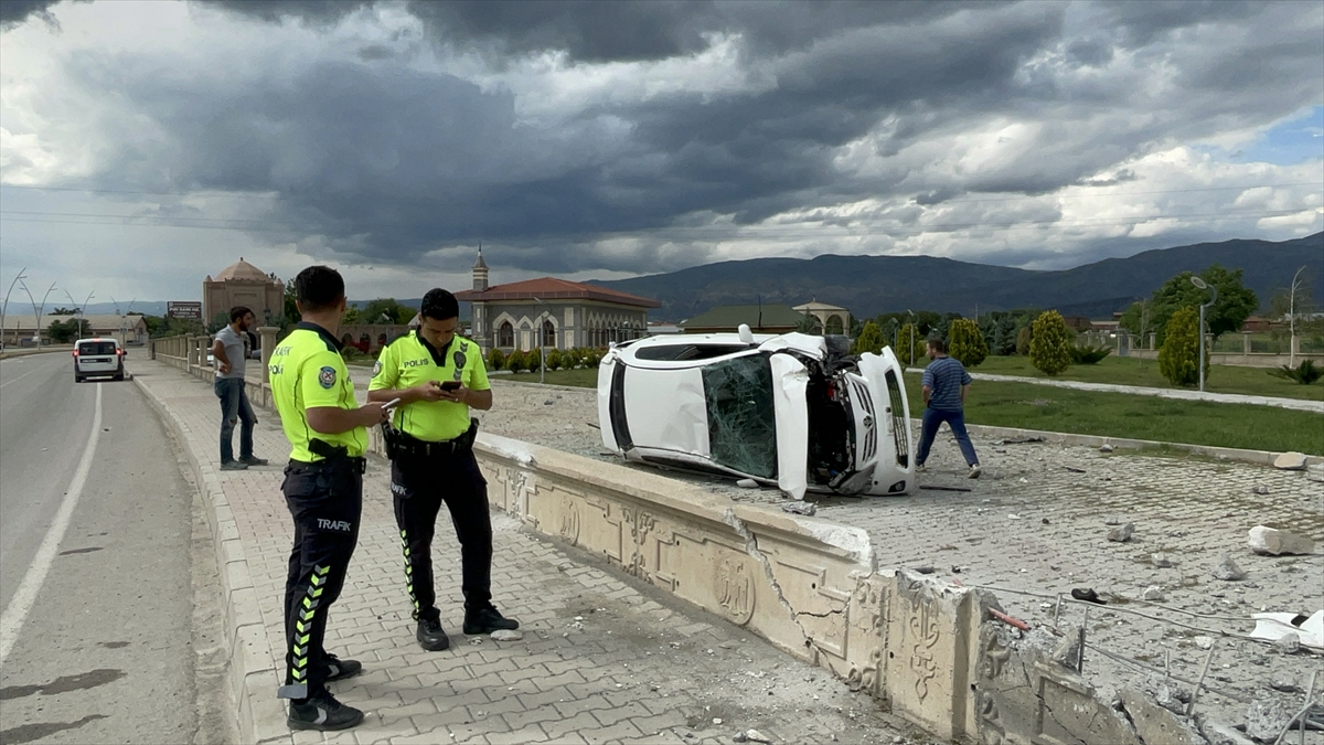 ERZİNCAN - Cami bahçesine devrilen otomobildeki sürücü yaralandı