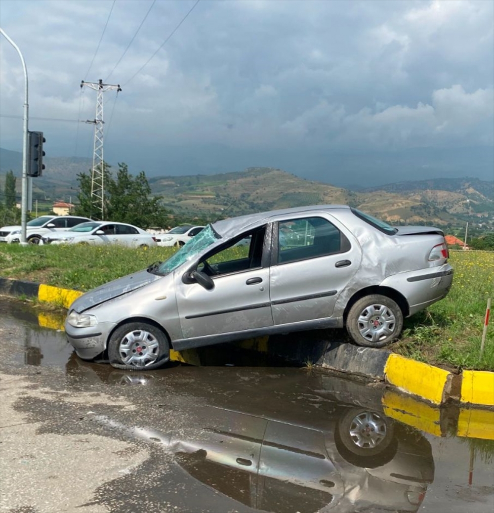 Alaşehir'de takla atan otomobildeki 4 kişi yaralandı
