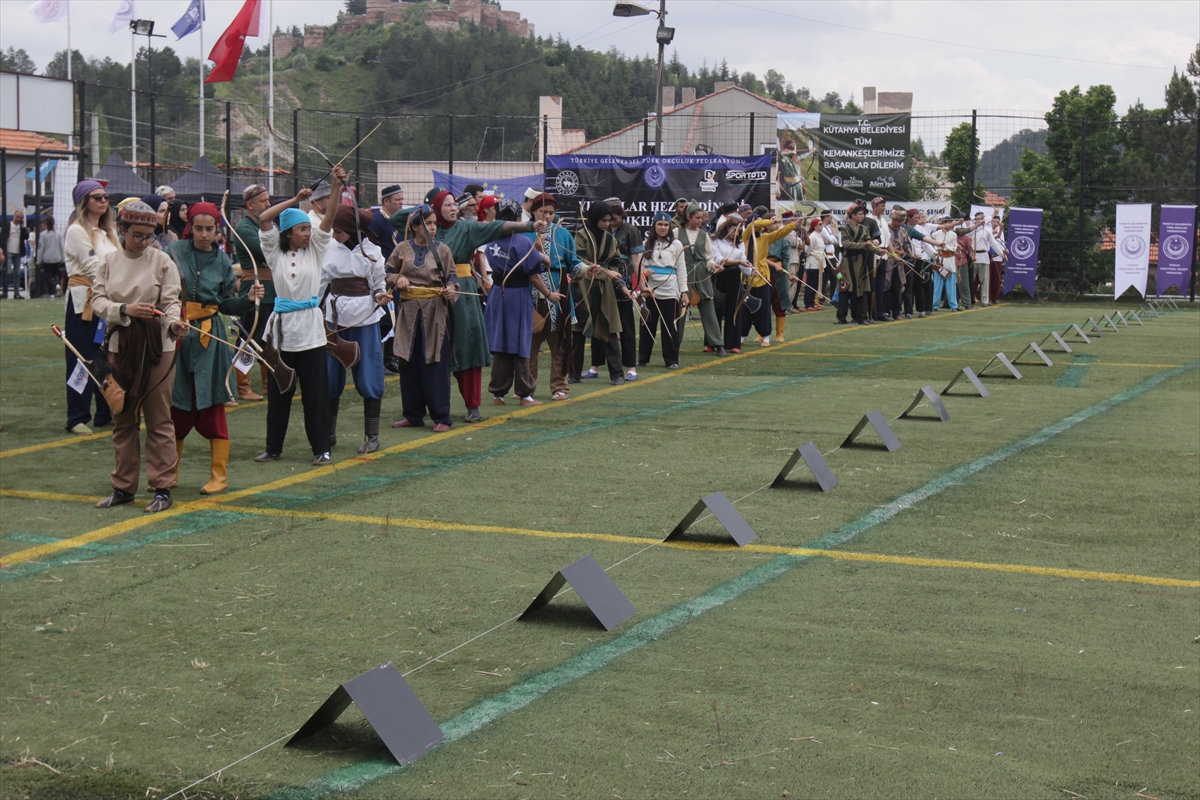 KÜTAHYA - Geleneksel okçuluk sporcuları Hezar Dinari Kupası'nda yarıştı