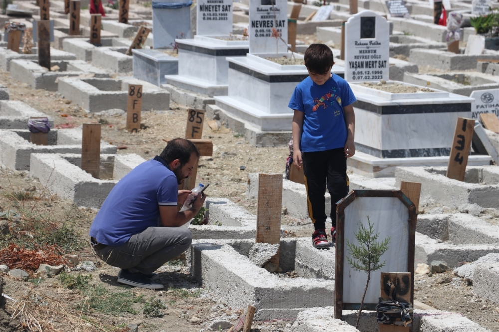 Depremden etkilenen Hatay'da buruk Babalar Günü