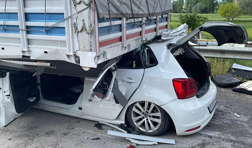 Tırın Altında Kalan Otomobildeki 2 Kişi Ağır Yaralandı