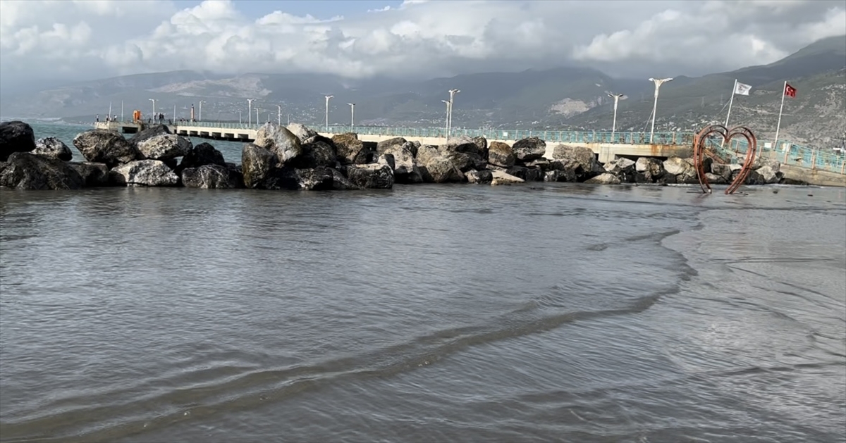 HATAY - İskenderun'da lodos hayatı olumsuz etkiledi
