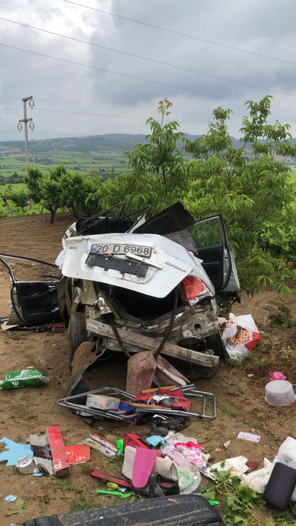 Sarıgöl'de şarampole yuvarlanan otomobildeki 2 kişi yaralandı