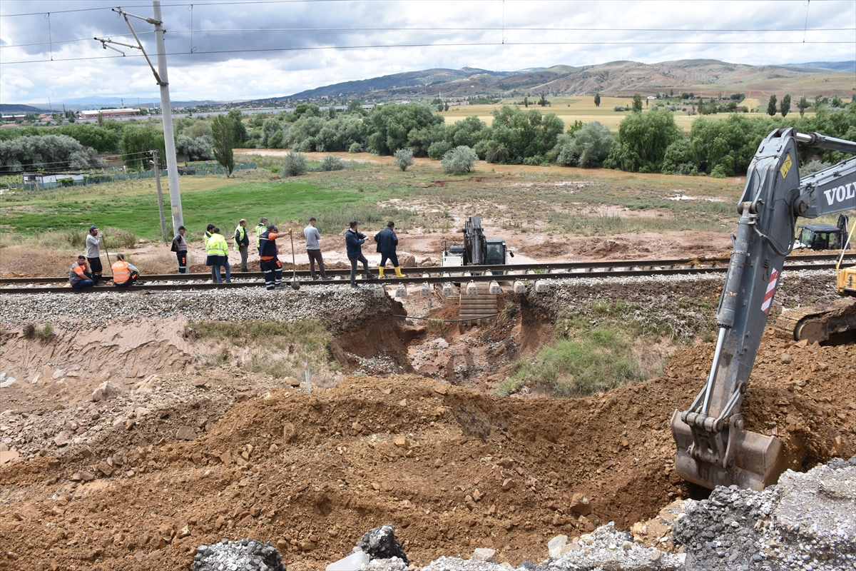KIRIKKALE - Sağanak nedeniyle dereler taştı, tren yolunda göçük oluştu