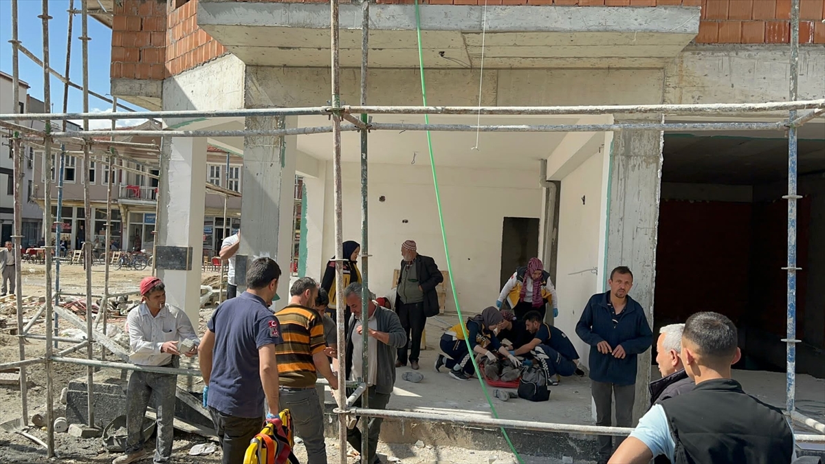 AFYONKARAHİSAR - Bolvadin'de iskeleden düşen 2 işçi yaralandı