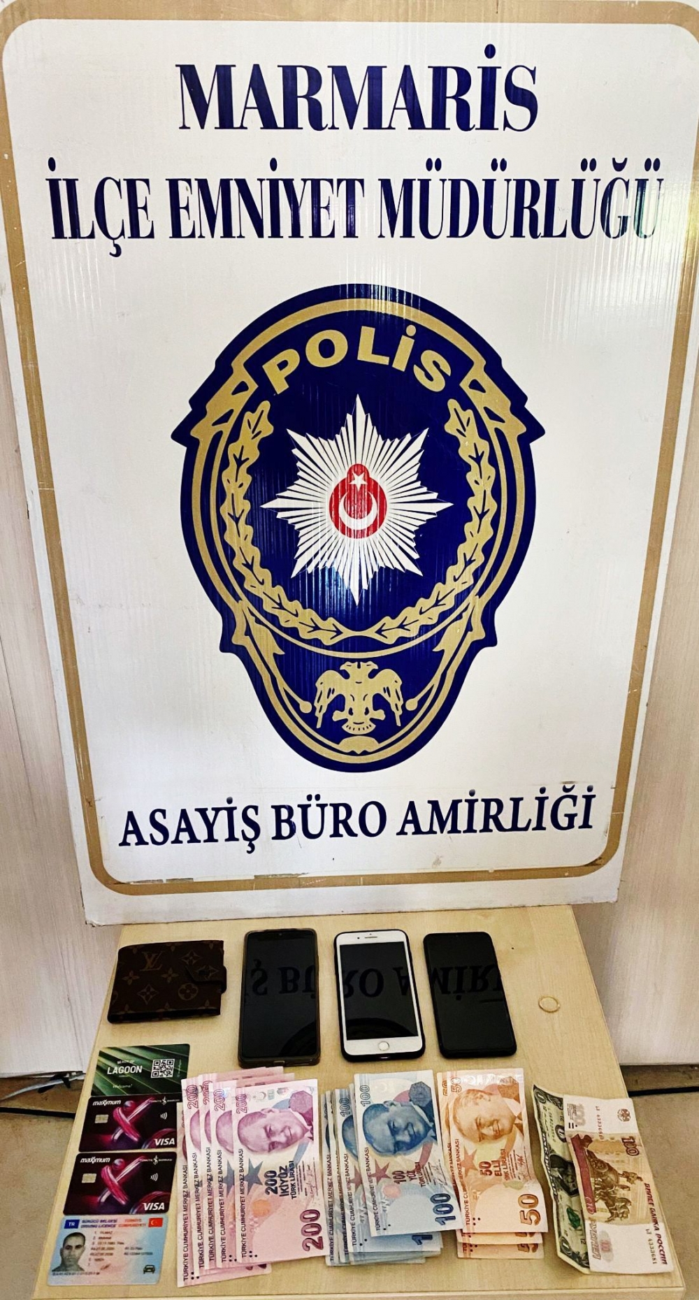 Marmaris'te sahildeki çantaların çalınması güvenlik kamerasında
