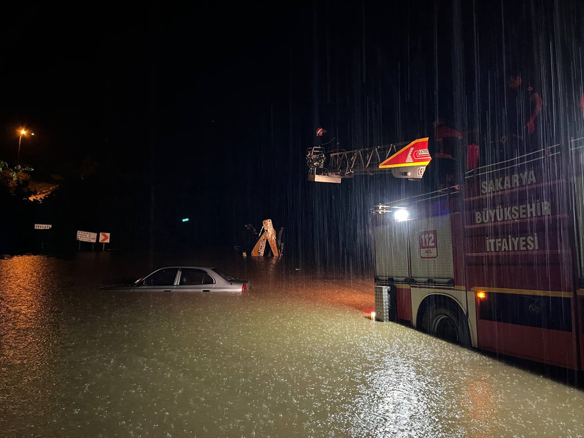 SAKARYA - Sağanak taşkınlara neden oldu