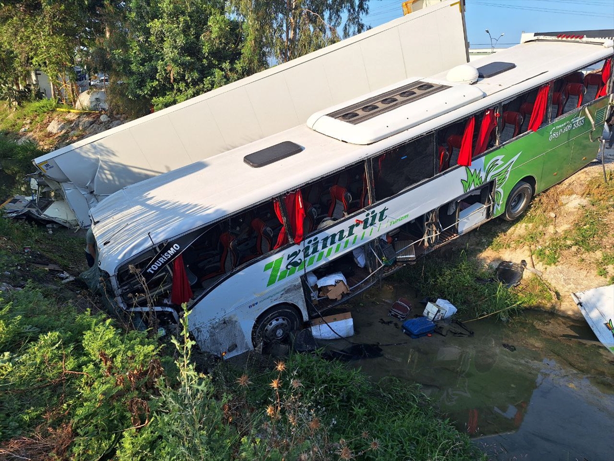MERSİN - Yolcu otobüsü kamyonla çarpıştı, 1 kişi öldü, 28 kişi yaralandı
