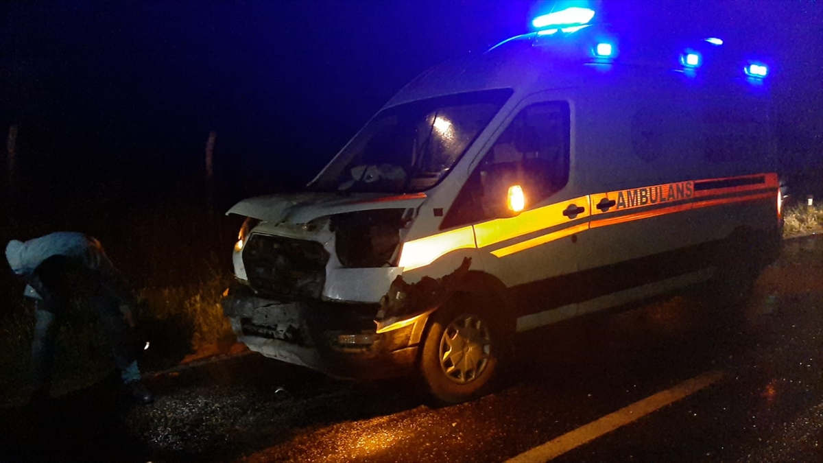 ÇORUM - Otomobile çarpan ambulanstaki 3 sağlıkçı yaralandı