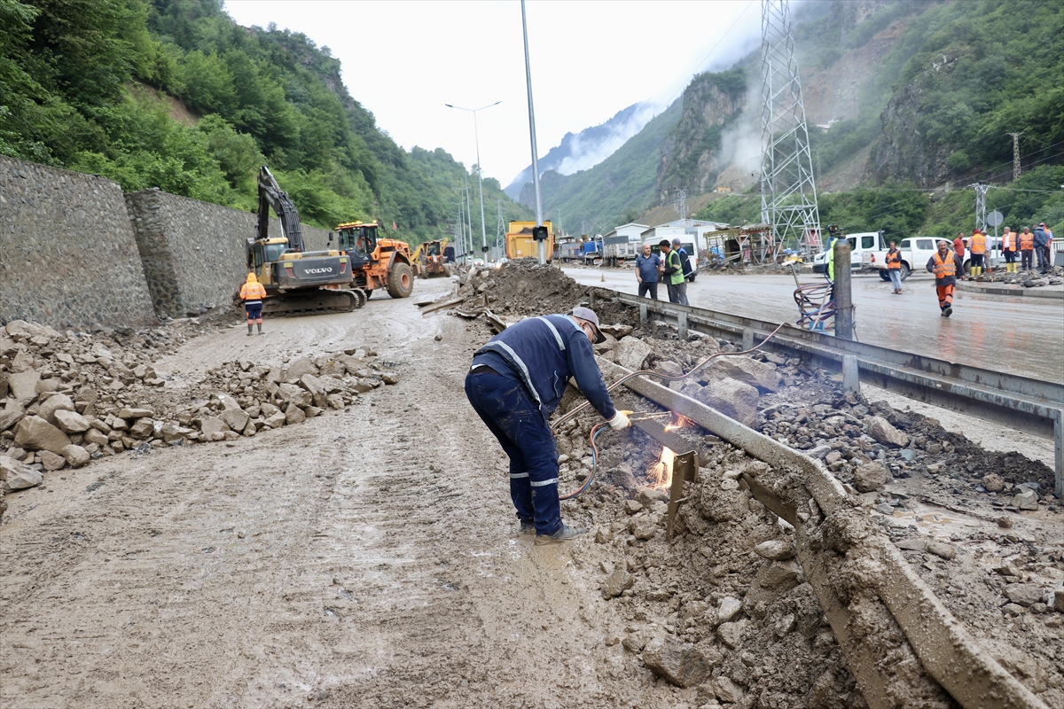 TRABZON - Sağanağın ulaşımı aksattığı Trabzon-Gümüşhane kara yolunda temizlik çalışmaları sürüyor