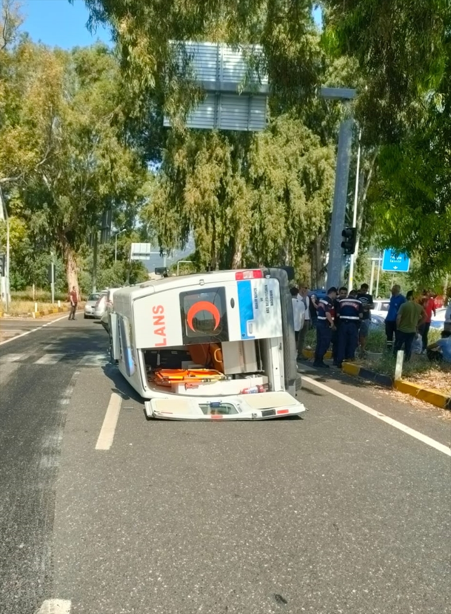 Muğla'da hasta taşıyan ambulans kavşakta otomobille çarpıştı