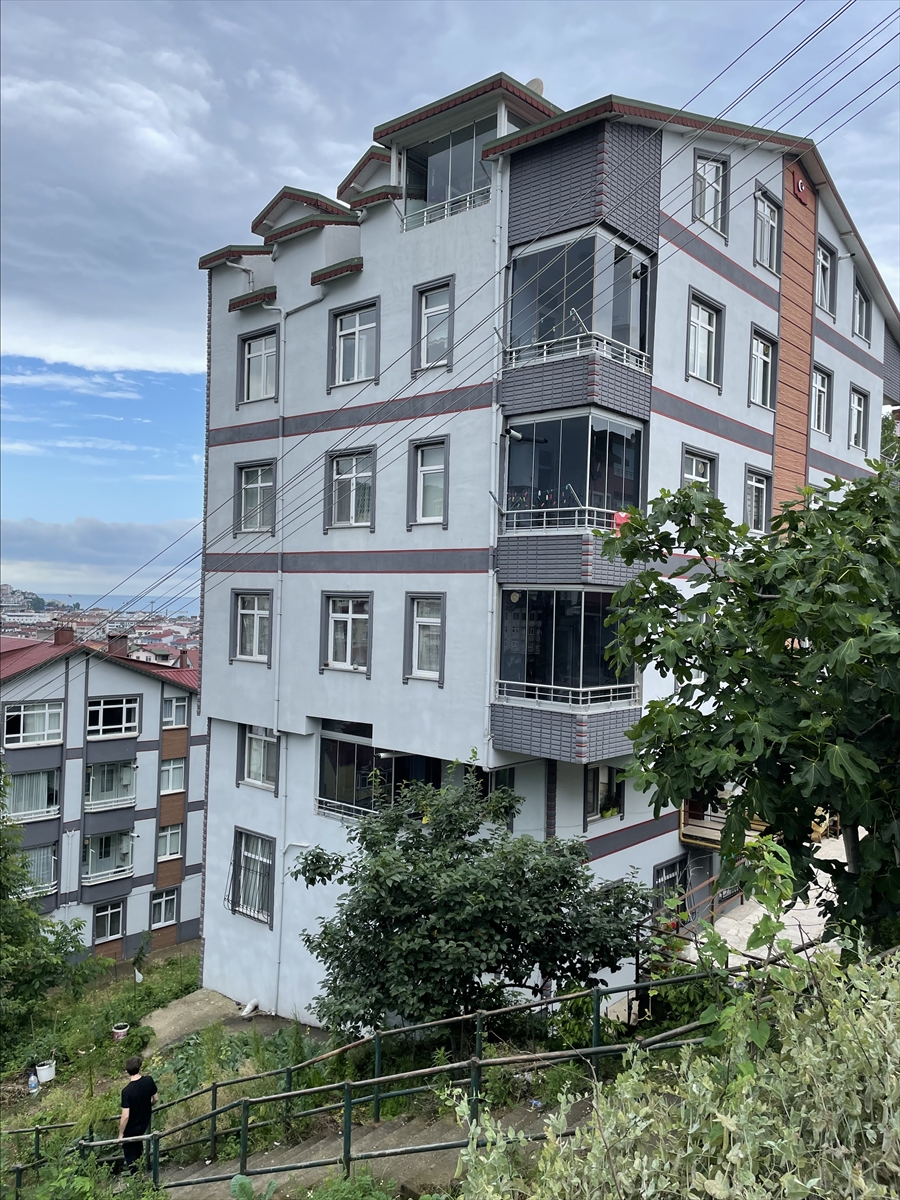 ORDU - Cam temizlerken 5. kattan düşen kadın ağır yaralandı