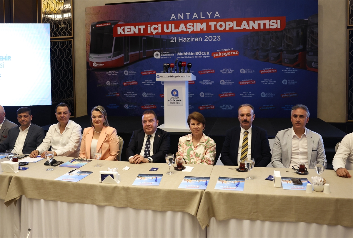 ANTALYA - Başkan Böcek, yeni alınan otobüslerin tanıtımında deneme sürüşü yaptı
