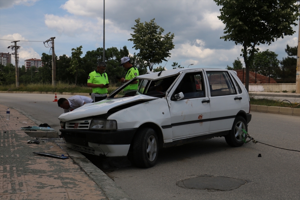 Kastamonu'da devrilen otomobildeki 2 kişi yaralandı