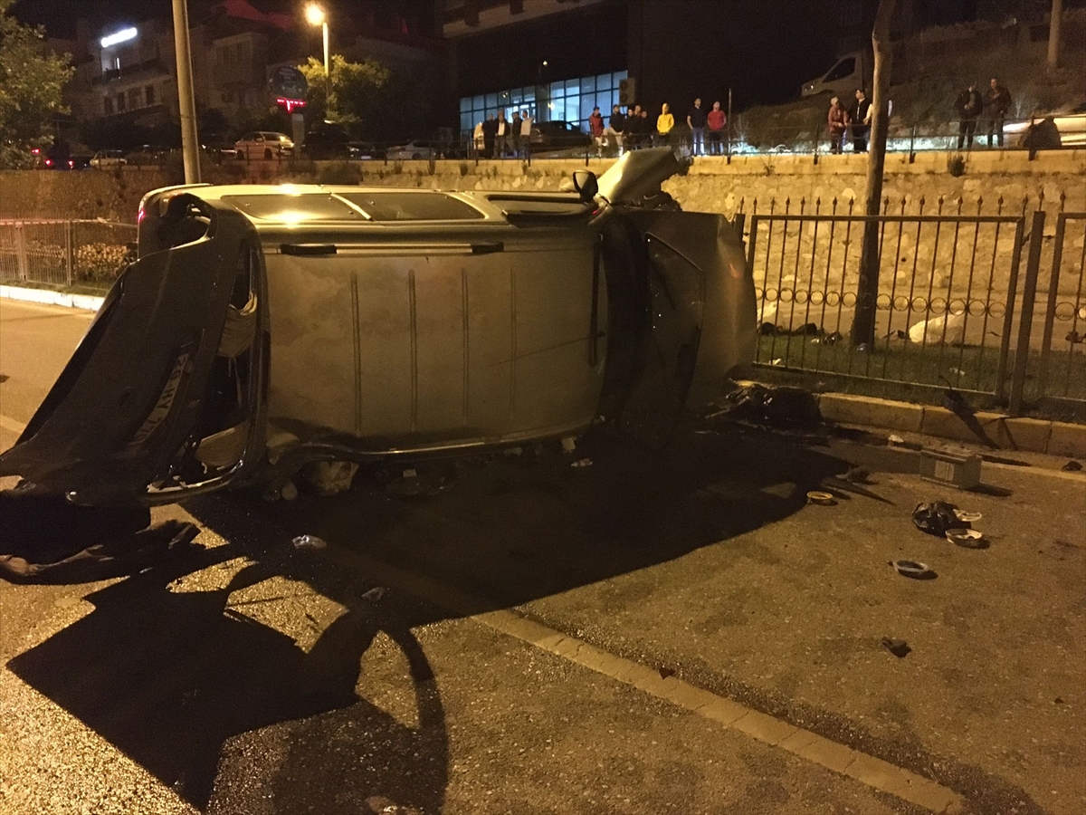 DENİZLİ - Devrilen hafif ticari araçtaki 1 kişi öldü 2 kişi yaralandı