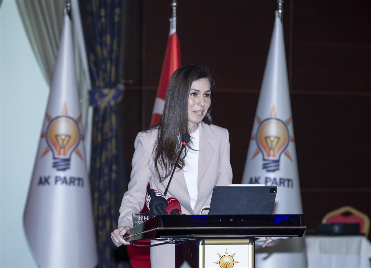 ANKARA - AK Parti'li kadın milletvekilleri genel merkezde bir araya geldi