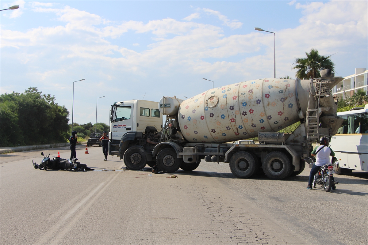 ANTALYA - Beton mikseri ile çarpışan motosikletteki 2 kişi yaralandı