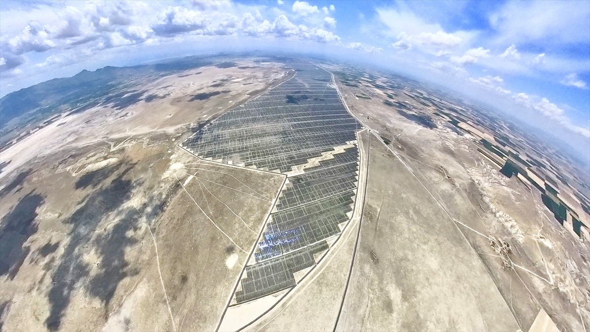 KONYA - Avrupa'nın en büyük güneş enerji santrali 2 bin 700 metre yüksekten görüntülendi