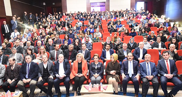 ‘Türk Siyasetinde Yeni Dönemin Şifreleri" Konulu Konferans Vali Funda Kocabıyık'ın Katılımıyla Akm Gerçekleştirildi