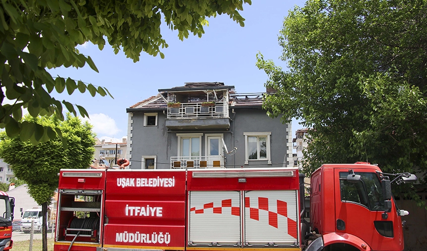 2 Katlı Binanın Çatısında Yangın Çıktı