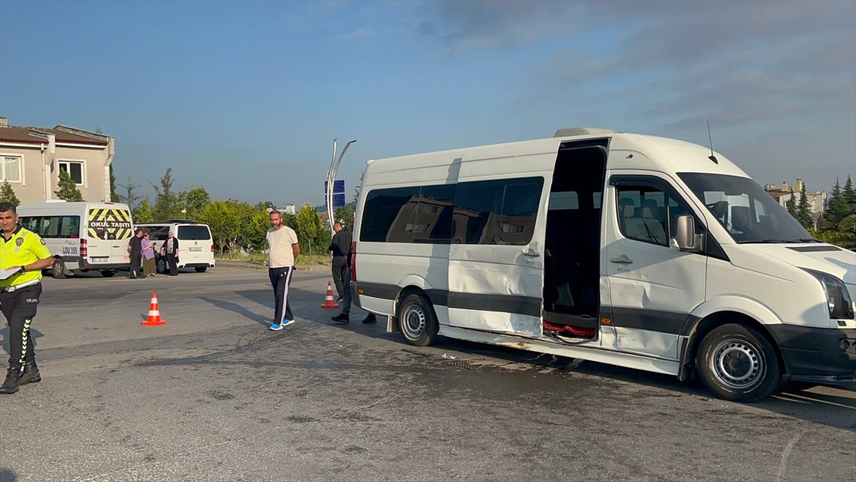 KOCAELİ - İşçi servislerinin çarpıştığı kazada 4 kişi yaralandı