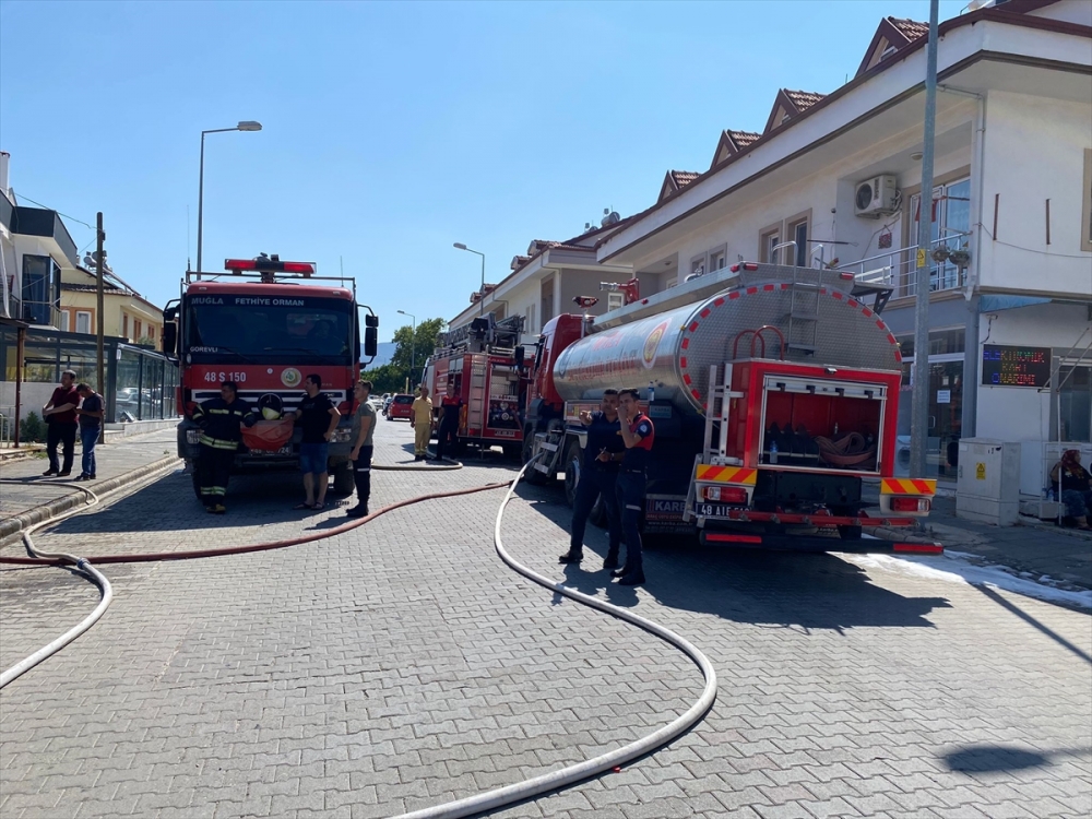 Fethiye'de çıkan yangın 1 iş yeri ile 3 evde hasara neden oldu