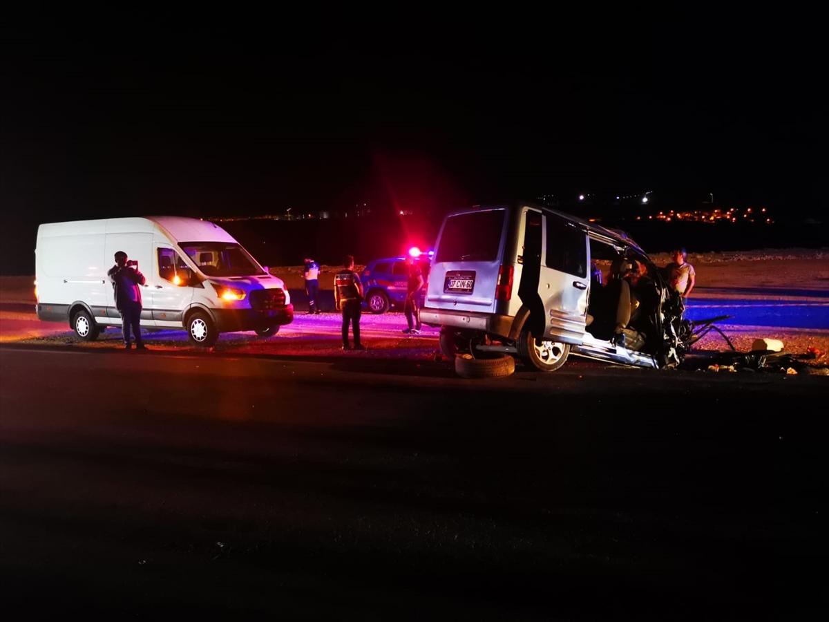 GAZİANTEP - Hafif ticari araç ile otomobil çarpıştı, 6 kişi öldü