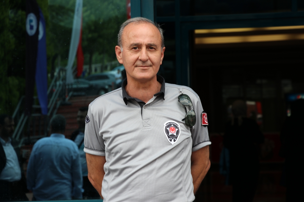 Güvenlik görevlisi olduğu yüksekokulu ikincilikle bitirdi