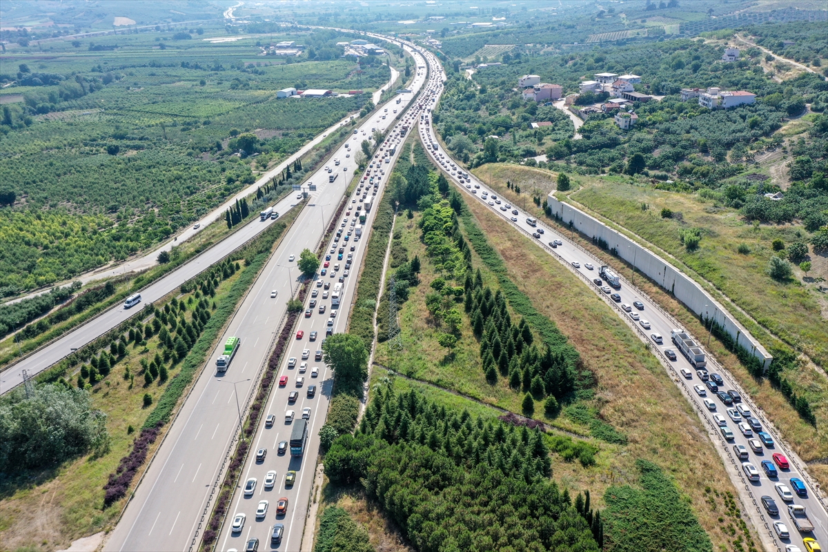 BURSA - (DRON) Osmangazi Köprüsü ve İstanbul-İzmir Otoyolu'nda bayram tatili yoğunluğu sürüyor