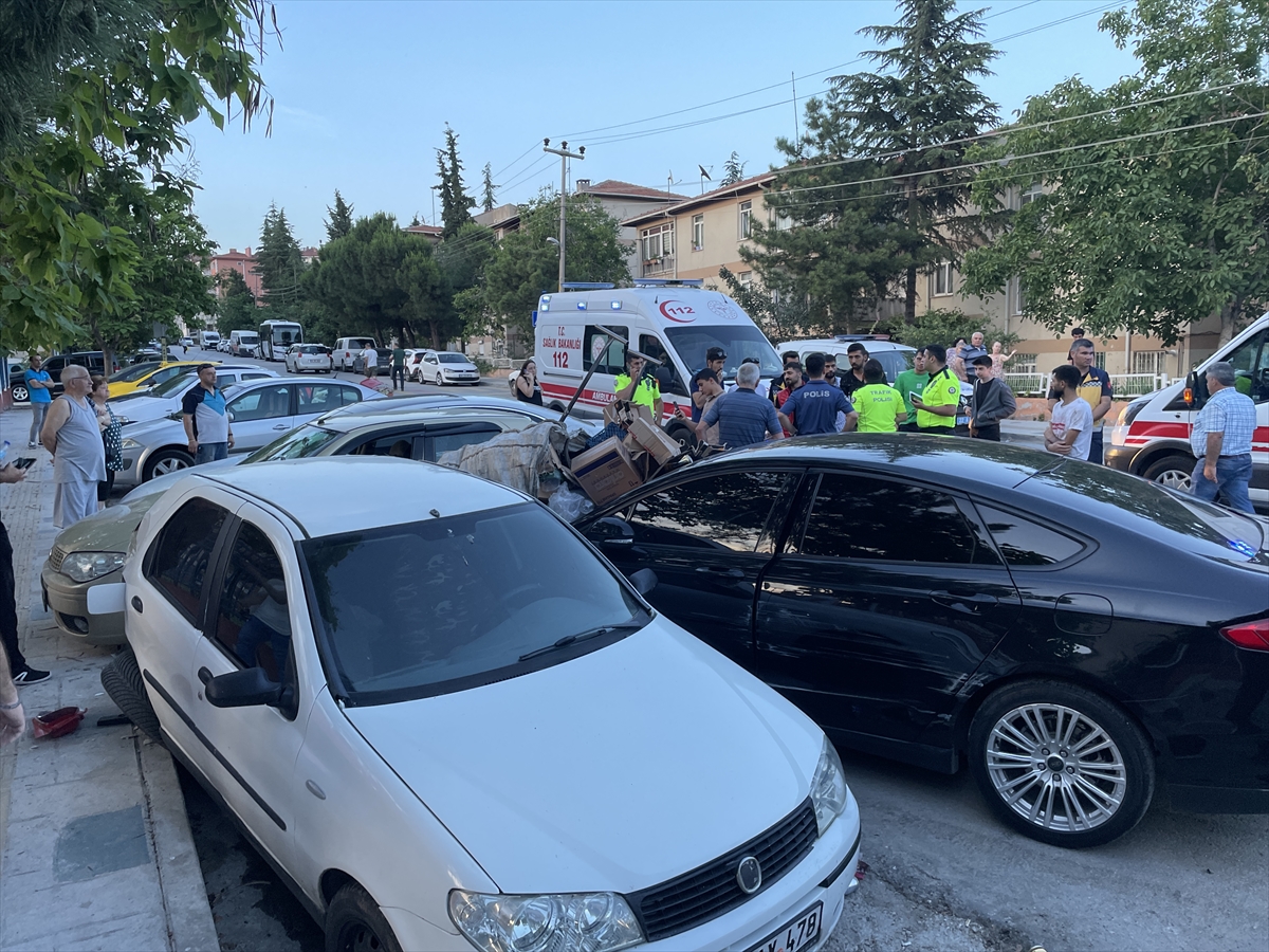 EDİRNE - Sürücünün direksiyon hakimiyetini kaybettiği otomobil 6 araca çarptı