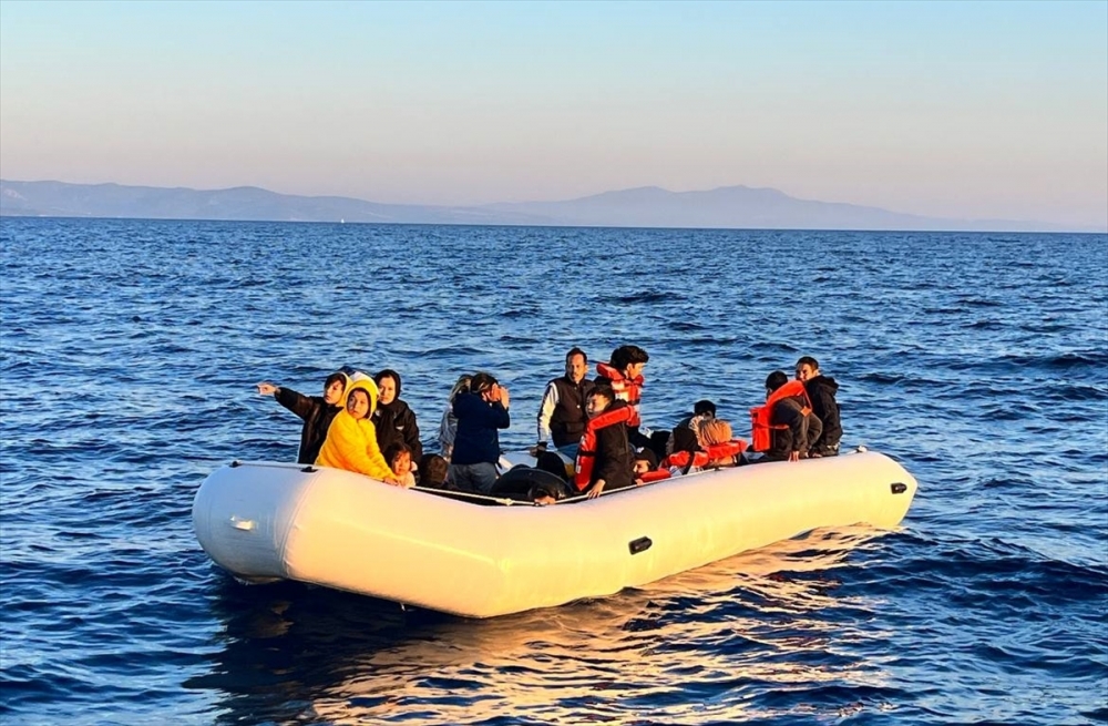 İzmir'de 31 düzensiz göçmen kurtarıldı, 67 göçmen yakalandı