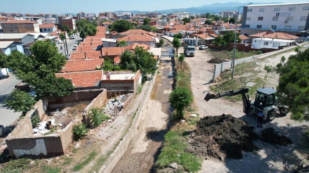 Akhisar'da sel sonrası dere yataklarında temizlik çalışması