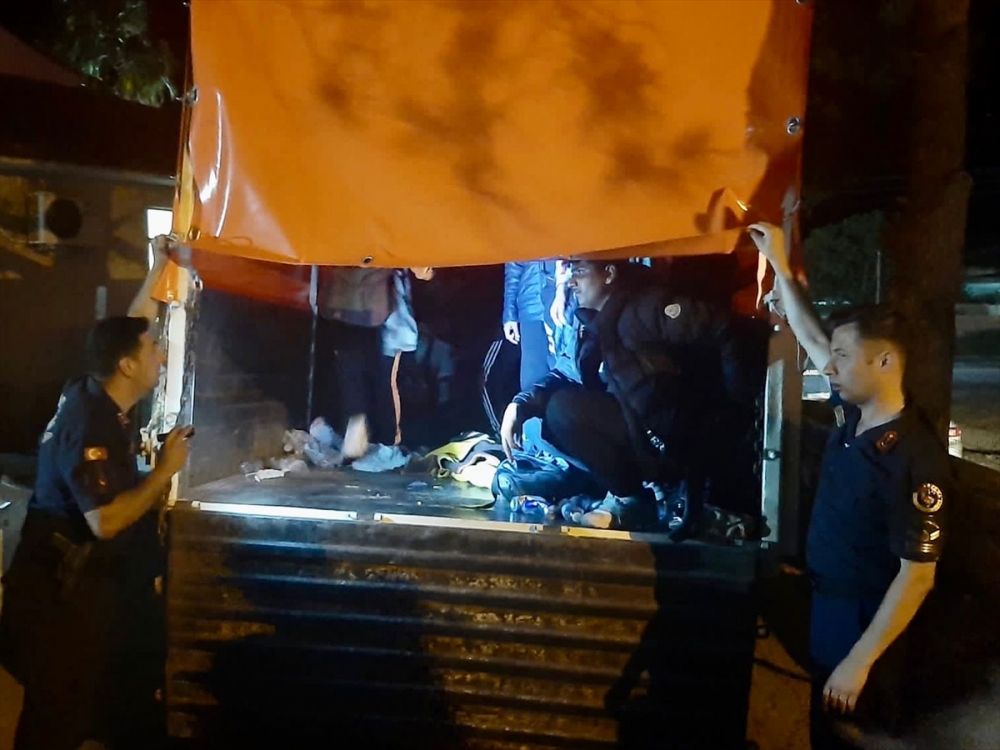 Muğla'da kamyonetin kasasında 41 düzensiz göçmen yakalandı