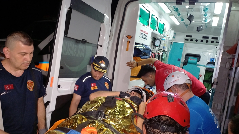 Manisa'da kanyondan düşerek yaralanan kişi kurtarıldı
