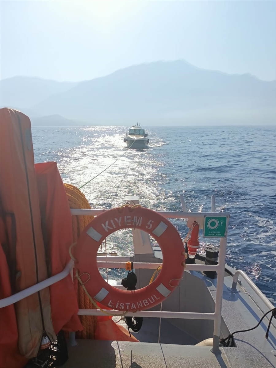 Fethiye'de denizde sürüklenen tekne kurtarıldı