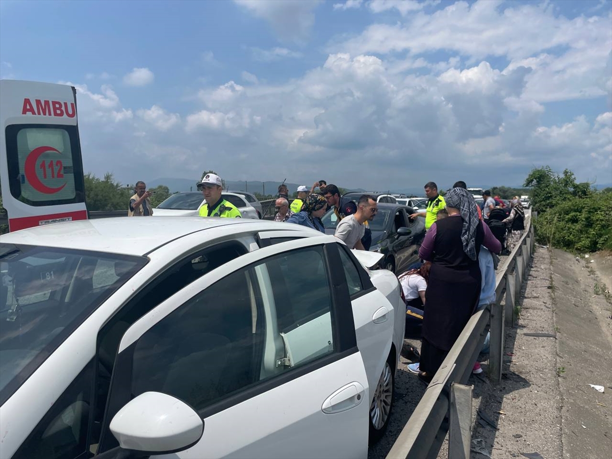 DÜZCE - 6 aracın karıştığı zincirleme kazada 5 kişi yaralandı - Ağlayan bebeklerle ilgilenen polisler