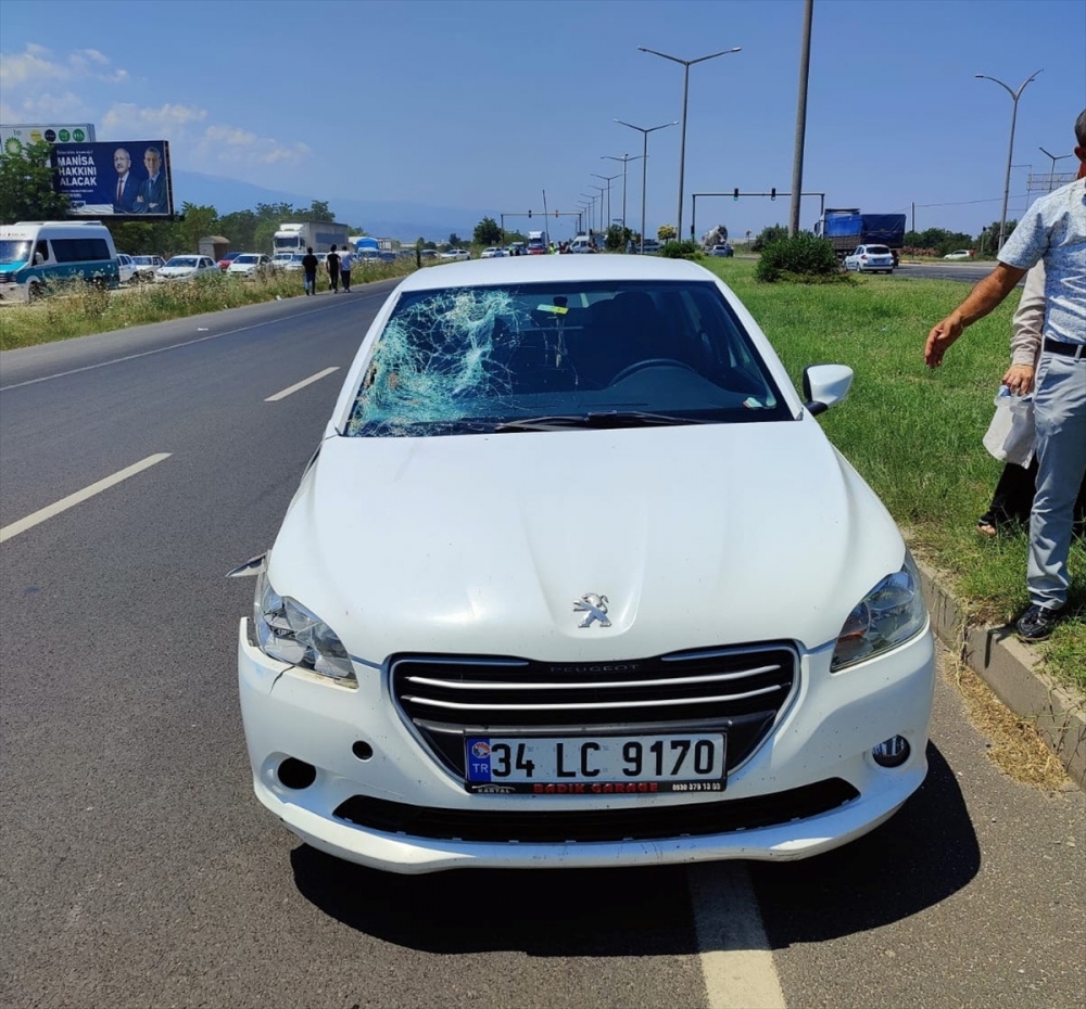 Manisa'da otomobilin çarptığı yaya hayatını kaybetti, oğlu ağır yaralandı